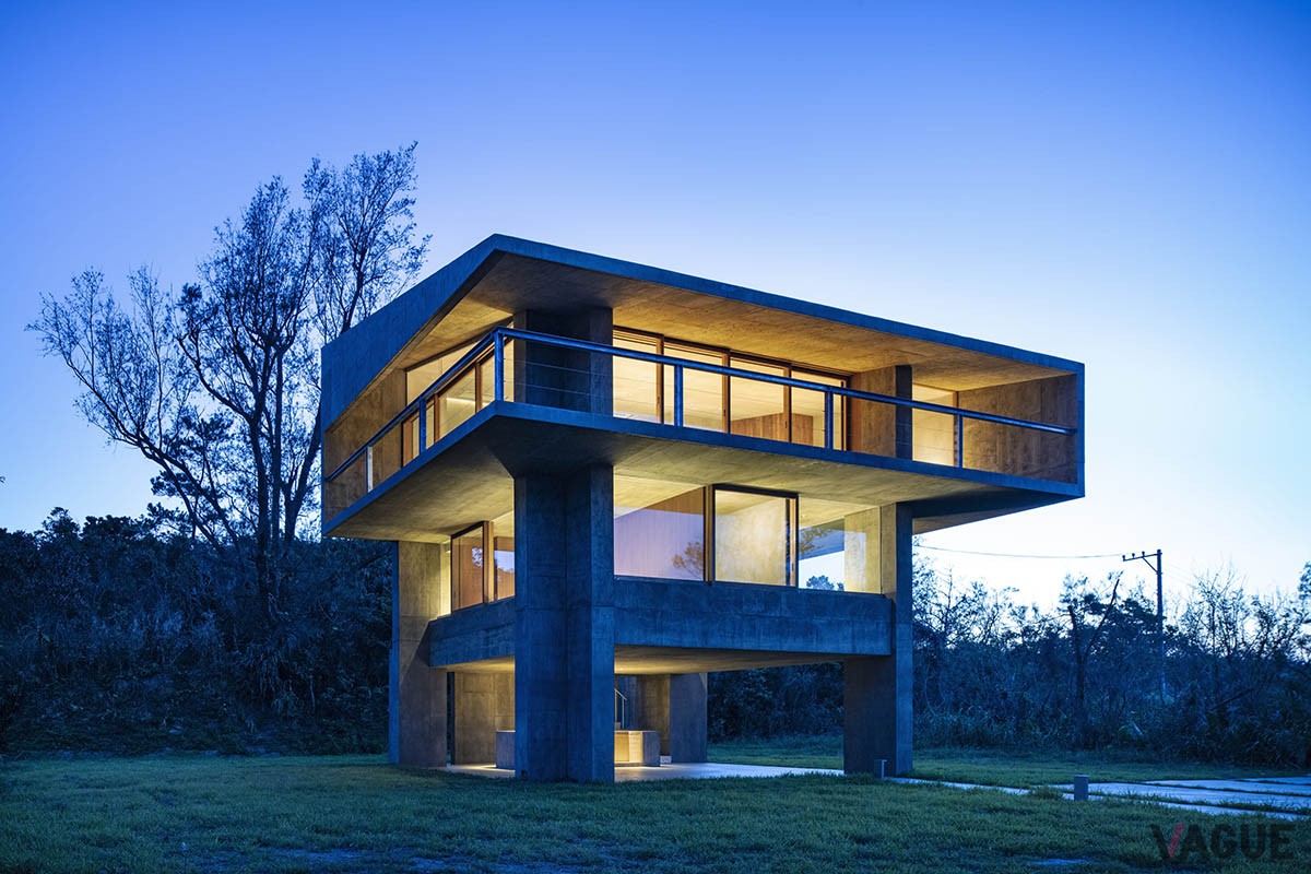 自然の中にポツンとたたずむモダンな建築様式