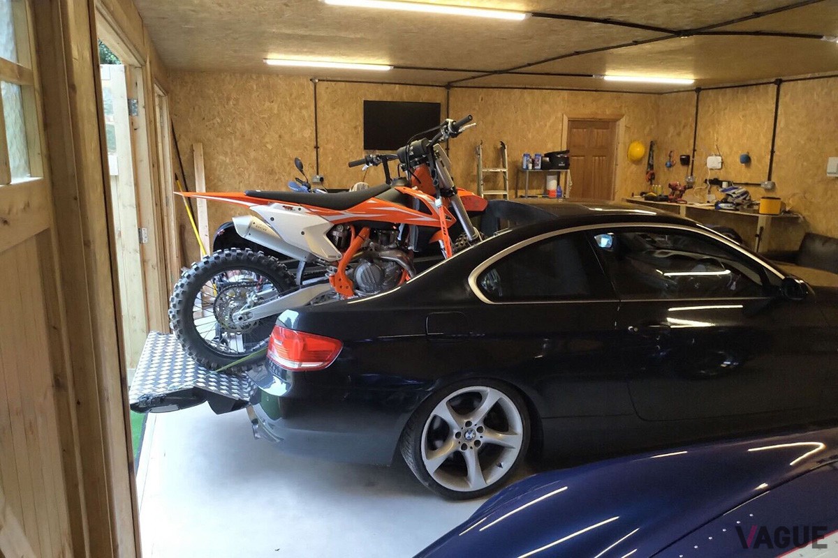 eBayに出品されていたBMW「335iクーペ」ベースのピックアップ。後席より後方をオープン化して荷台に変更（C）eBay