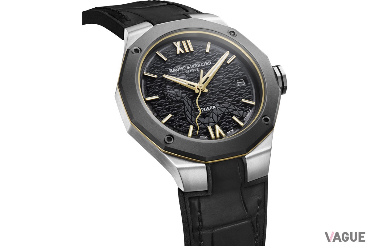 スモークグレーサファイアクリスタルのダイヤルには、9時位置に頭が向いている蛇を大胆にあしらい、神秘的で深い景観を表現