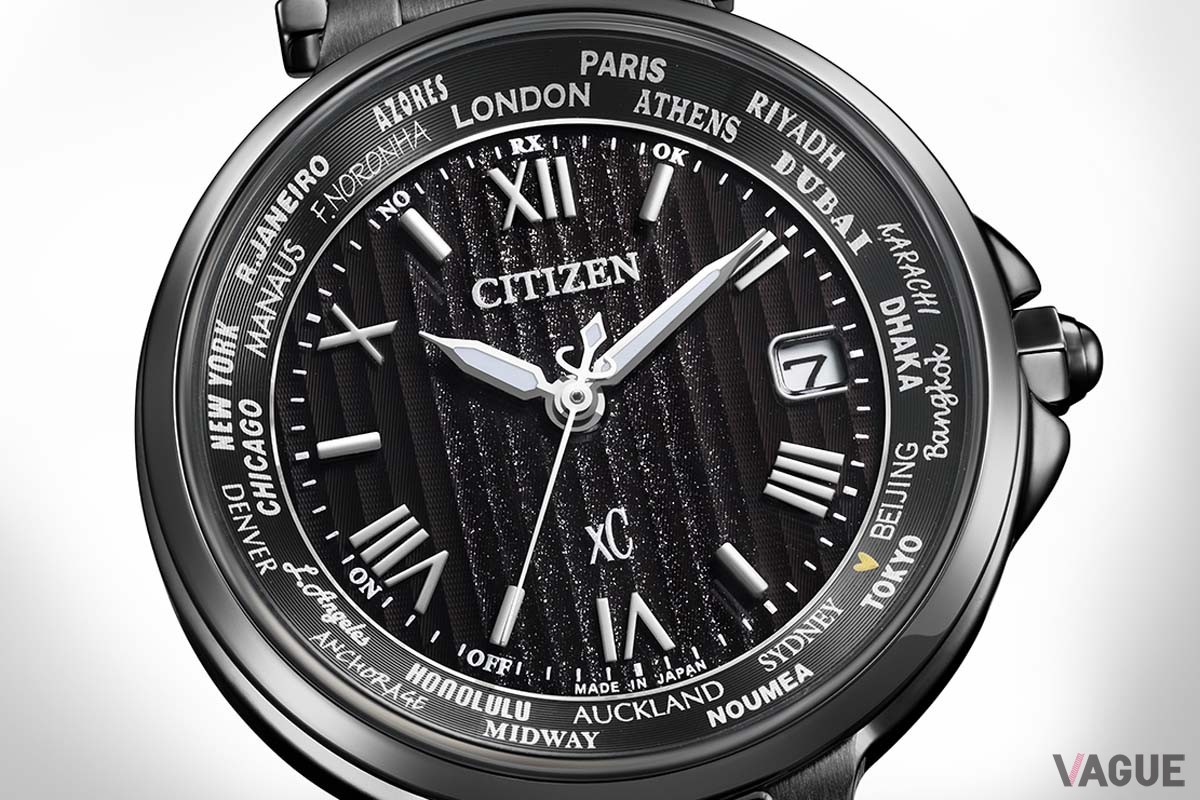 ストライプのパターンをあしらった、ダイヤルの12時から6時に向かって散りばめた華やかなラメ