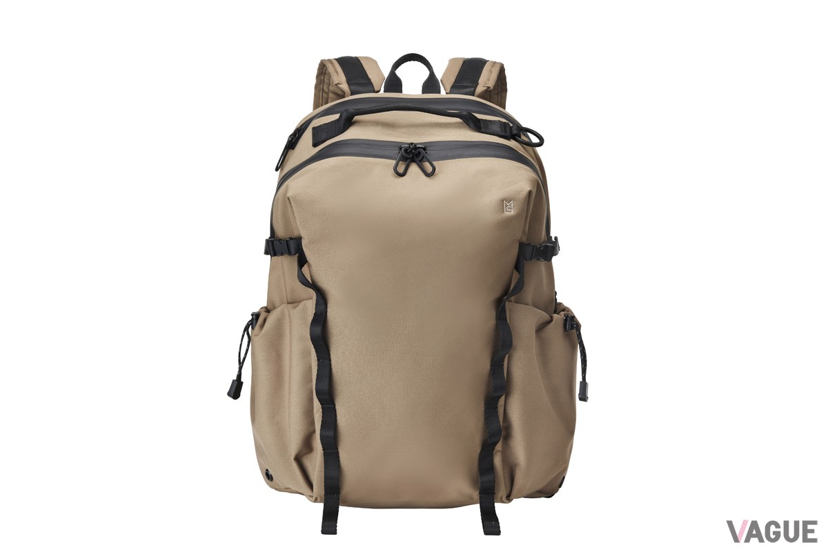 メイン収納がファスナーになっているので荷物を出し入れしやすい、15インチまでのノートPCが収納できるLサイズの「サイドバックルバックパック」