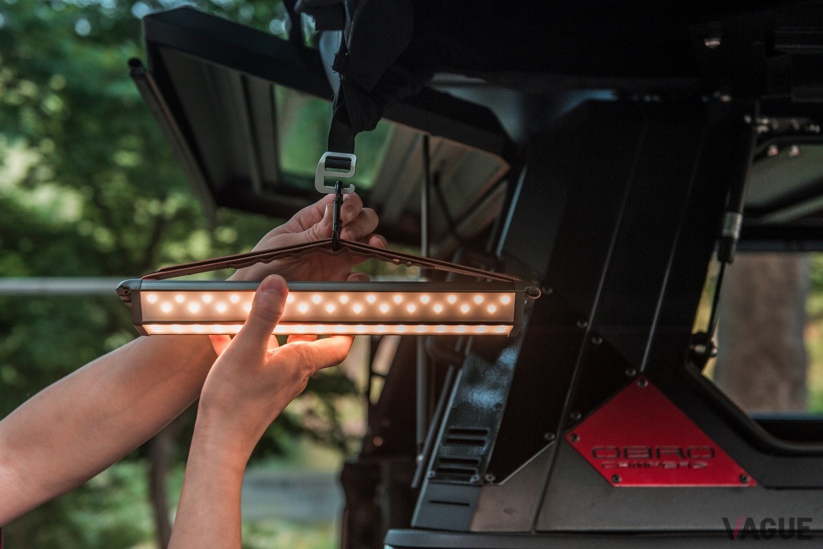 付属のレザーベルト、カラビナでお好みの場所に吊り下げ可能