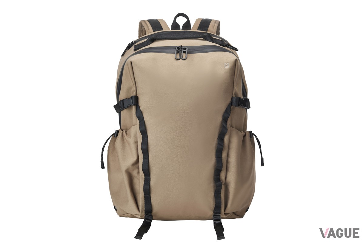 外ポケットにはハトメを施し、万が一雨水が溜まっても水が抜ける仕組み