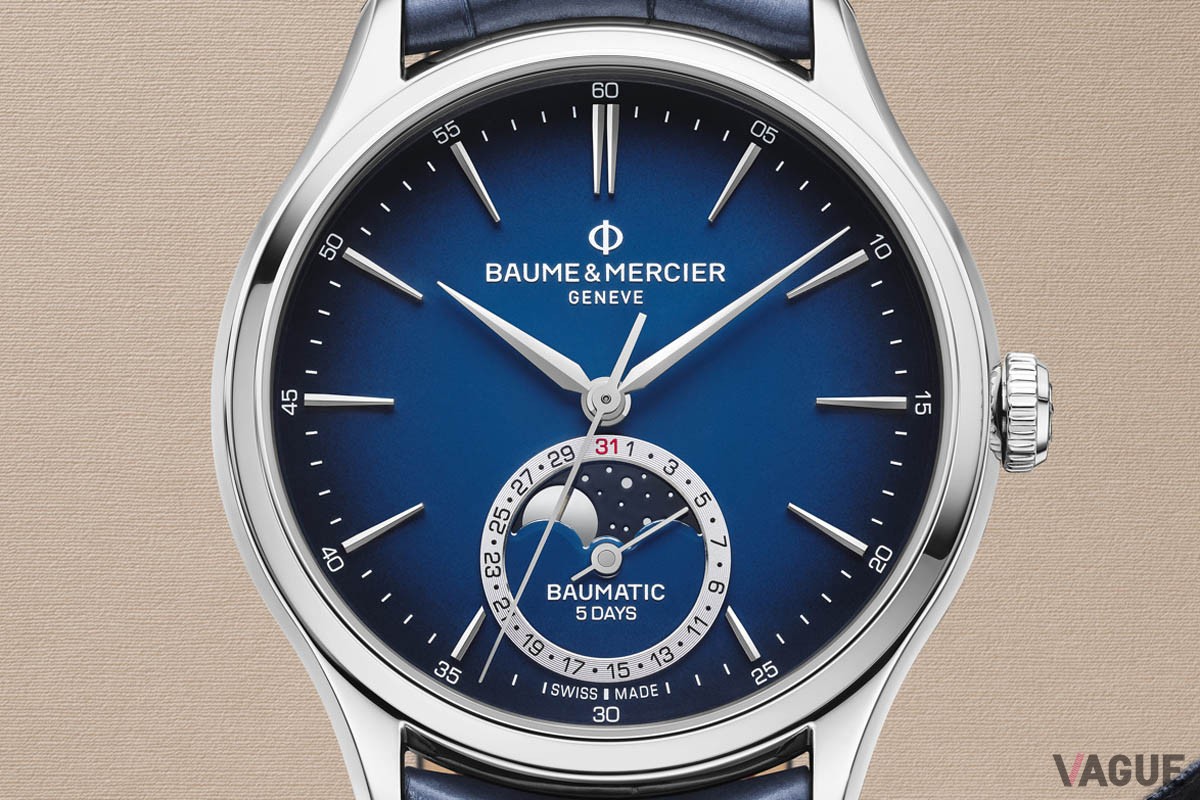 ブルーグラデーションラッカー仕上げのダイヤルの6時位置には、伝統的なムーンフェイズとデイト表示を配置