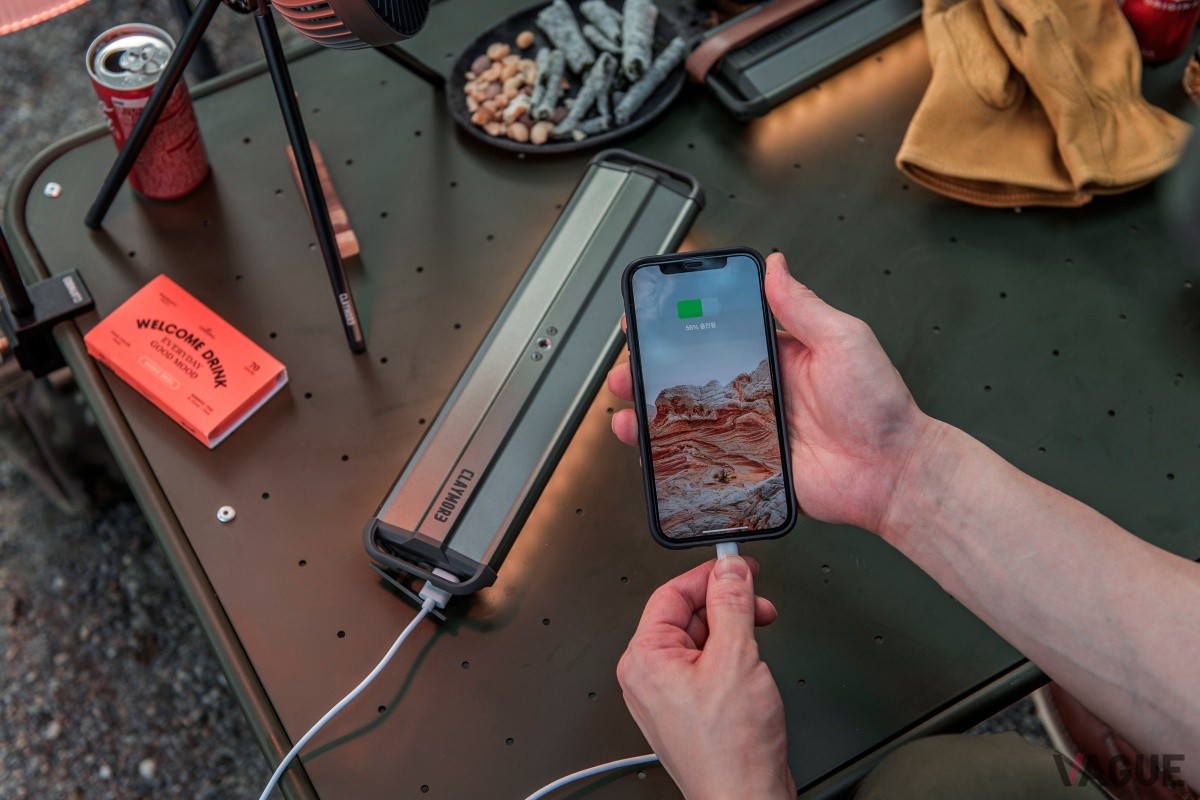 パワーバンク機能搭載でスマホなどに給電が可能