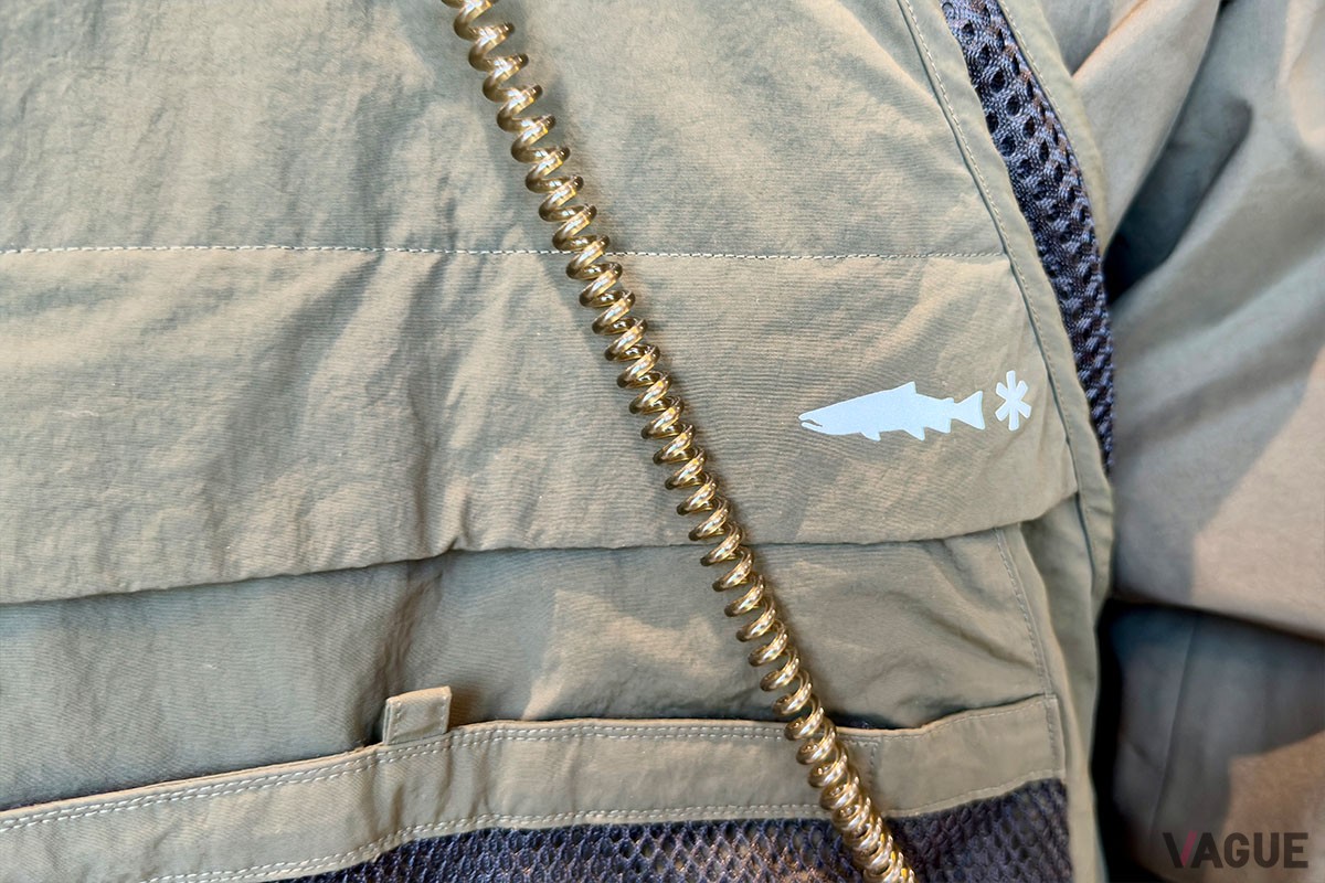 フライフィッシングアパレルの証として、アスタリスクマークとともに渓流魚のヤマメのアイコンも添えられます