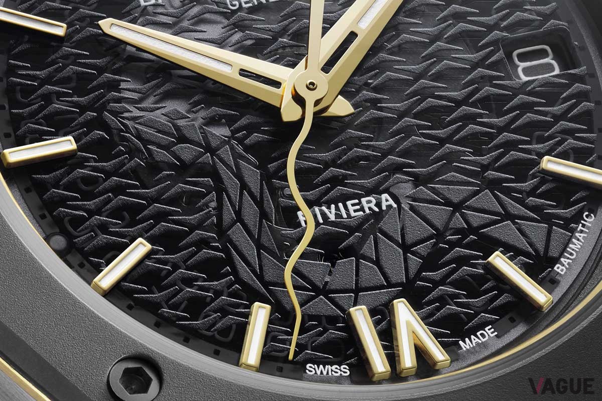 蛇の形をしたゴールド加工の秒針が蛇のちらつく舌を連想させる