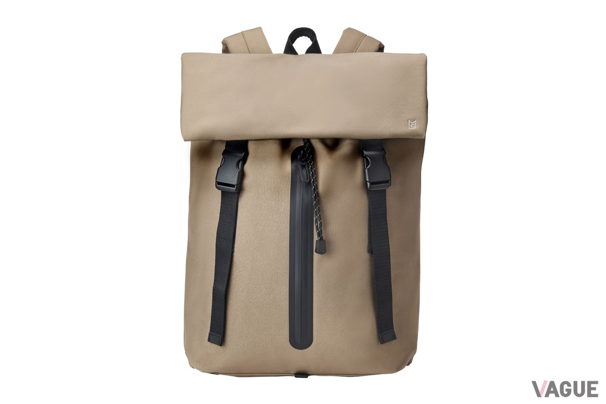 フラップと呼ばれる蓋が付いている「フラップバックパック」は、荷物の量に合わせて調節できるアジャスタータイプで、中央のファスナーから本体収納にアクセス可能
