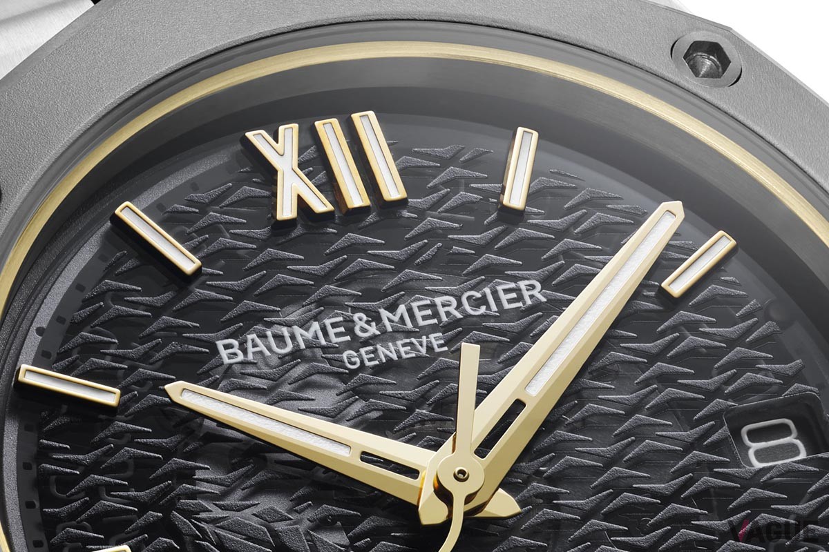 ゴールドで配色された針、数字、インデックスは、ブラックとゴールドの配色と相まって高貴で洗練された雰囲気