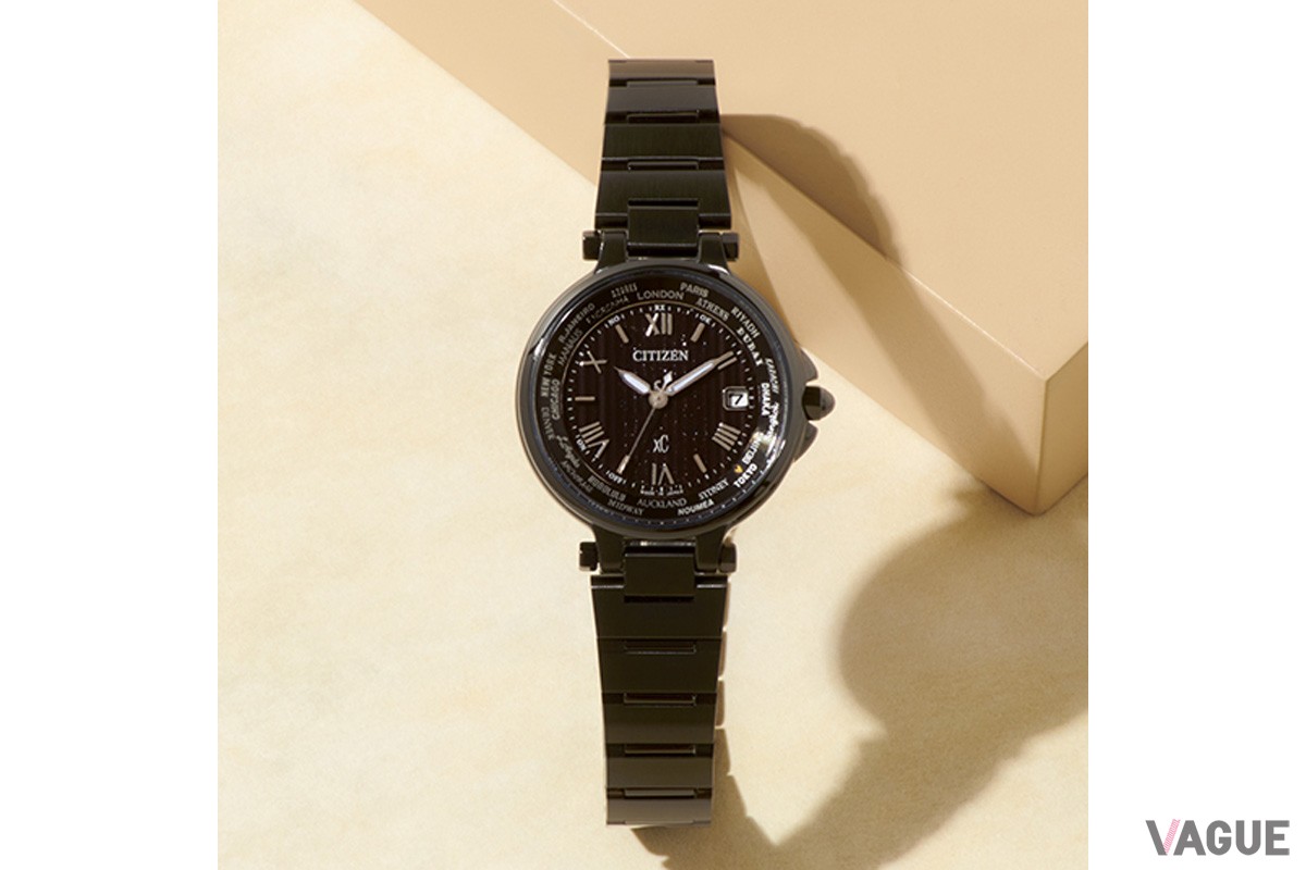 「EC1016-51E」はワールドタイム都市コード「TOKYO」の位置、「ES9435-77E」はダイヤル外周部のワールドタイム「＋9」の位置に、ゴールドカラーのハートマークをさりげなくセッティング