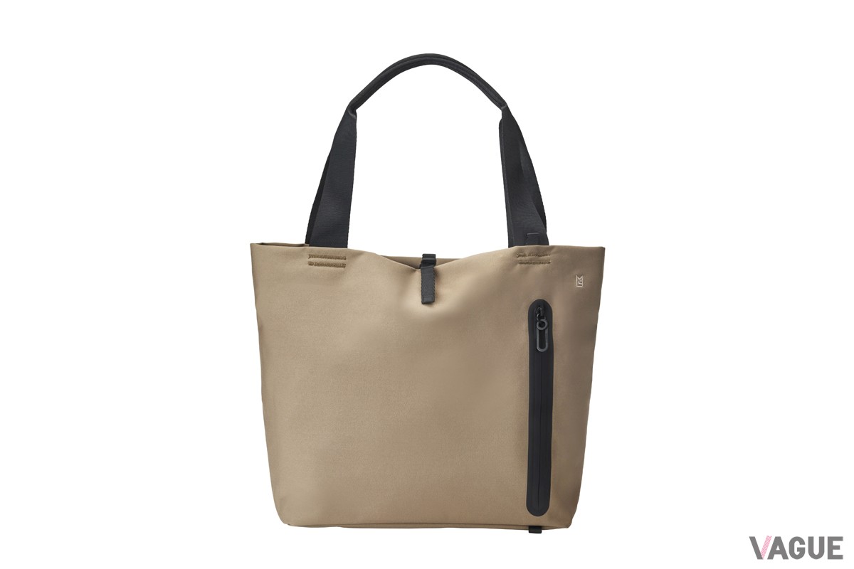 トートバッグ派の人が満足のいく収納力を備えた大容量「トートバッグ」は、内側のポケットには濡れたままの折りたたみ傘や、ペットボトルなどを収納できる防水ポケットやファスナーポケットを設置