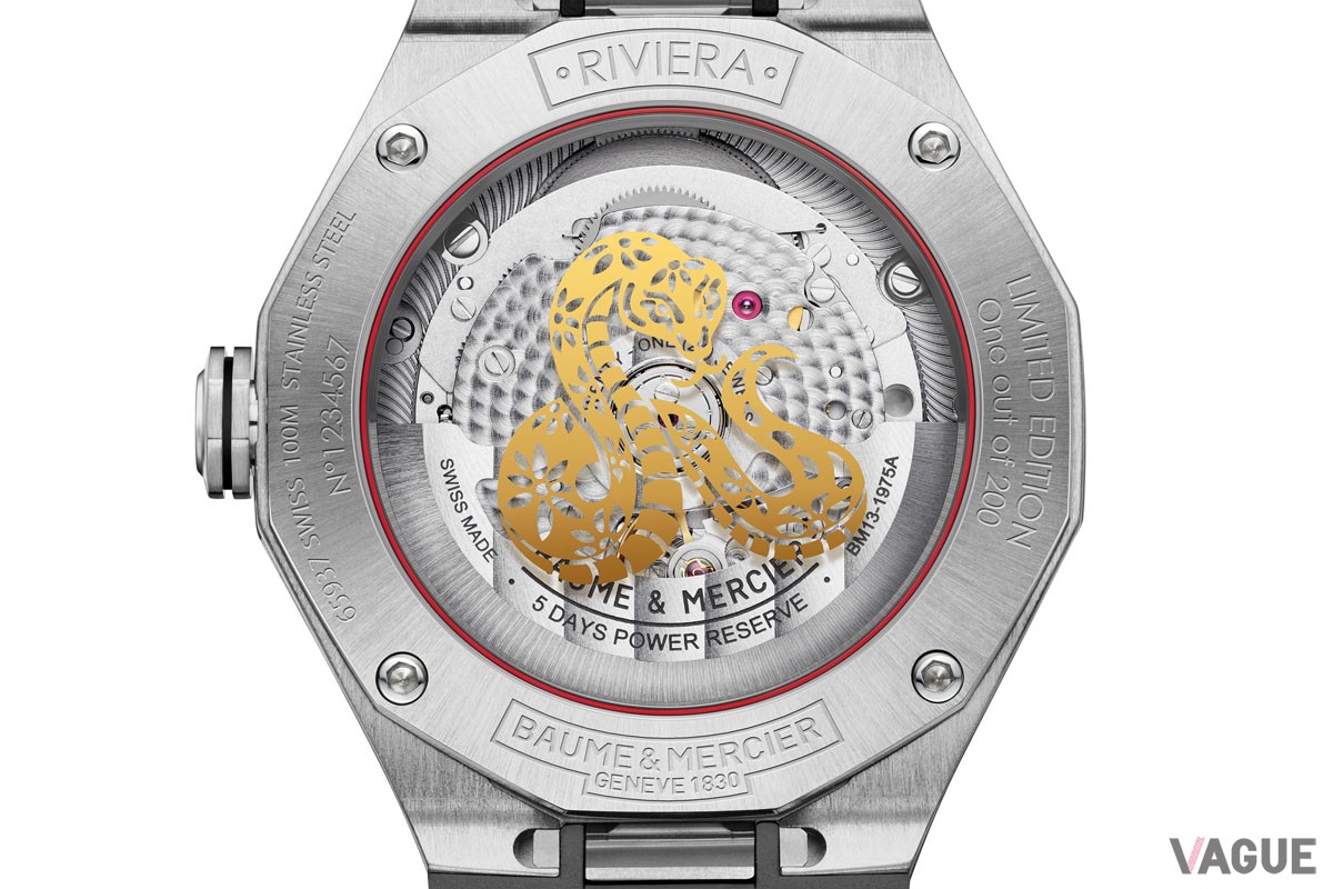 サファイアクリスタルのケースバックは4個のステンレススティールのビスで固定され、富と繁栄を象徴するゴールド加工の蛇が、忍耐、知恵、保護を表す姿で鎮座