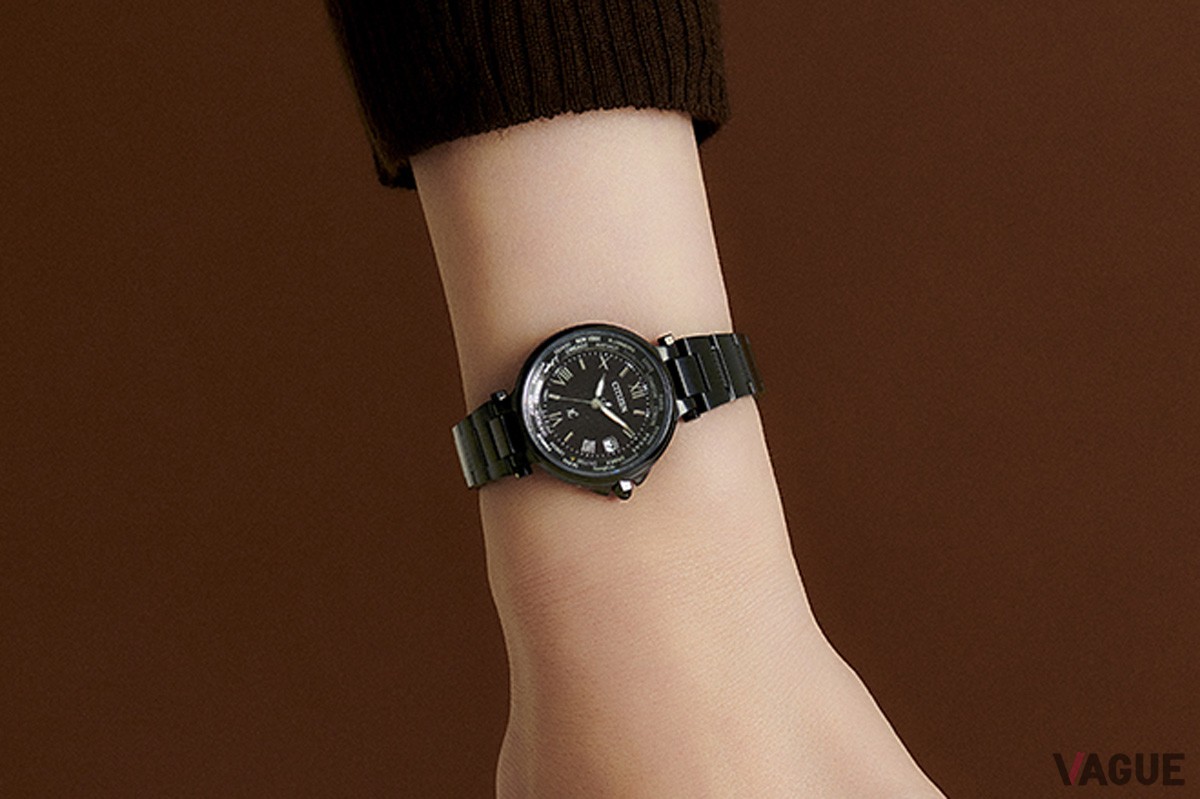 オールブラックのクールなカラーリングながら、艶のあるしなやかな女性らしさを演出