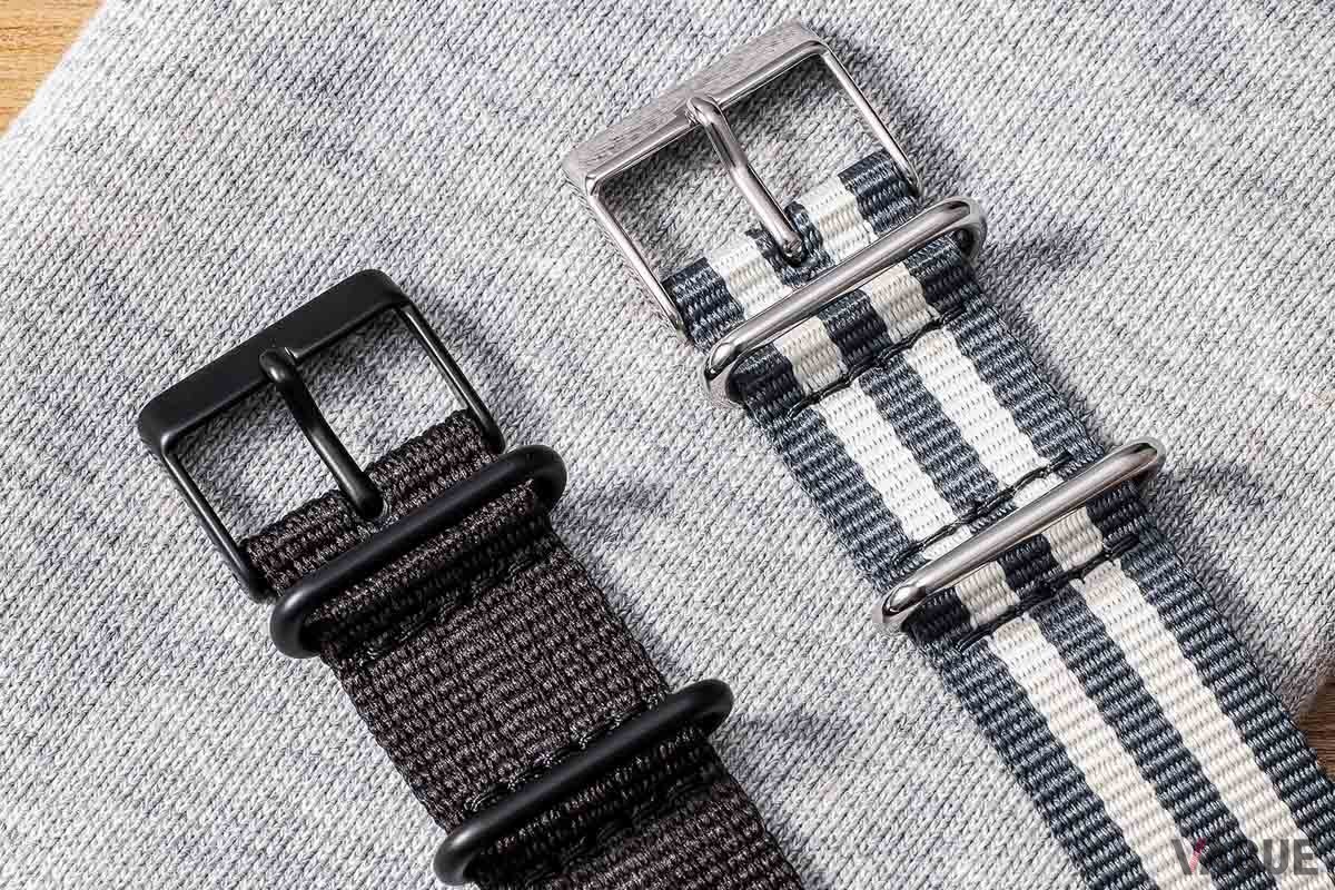 ストラップはシンプルなブラック単色のほか、専用ポーチのアジャスターのカラーに合わせたGray/Whiteの特注ストライプの替えストラップ1本を付属