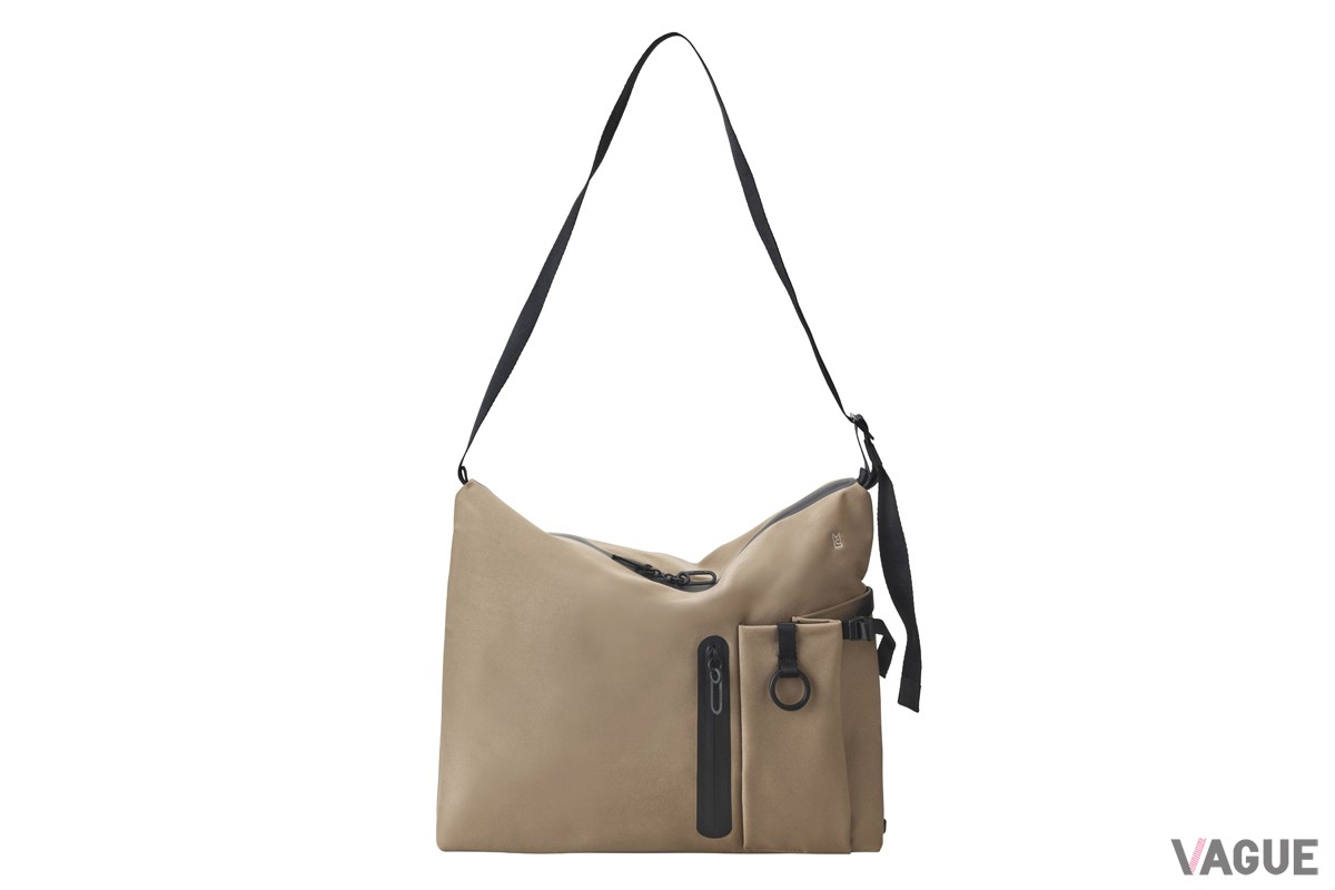 13インチのノートPCやタブレットも収まる大きめサイズの「ラウンドショルダーバッグ」は、斜め掛けも肩掛けもしやすい太めのショルダーベルトと、体に自然とフィットするラウンド形状がポイント