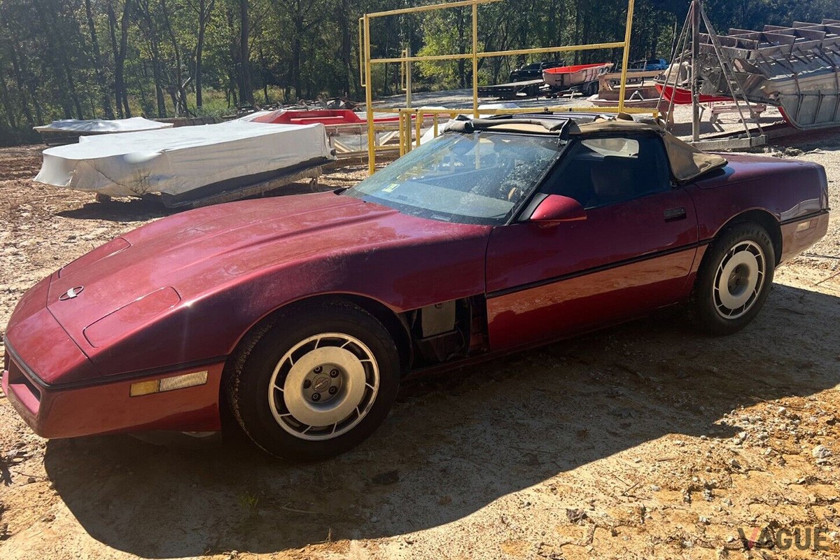 こちらはキットにドナーカーとして付属しているシボレーの「コルベット コンバーチブル」（C）eBay