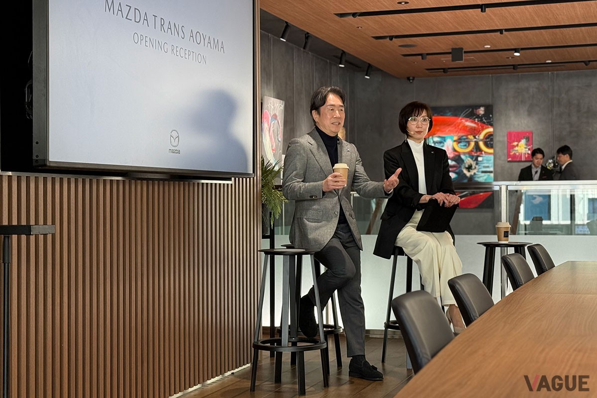 マツダ「MAZDA TRANS AOYAMA」の概要を語るマツダの毛籠勝弘社長（写真左）