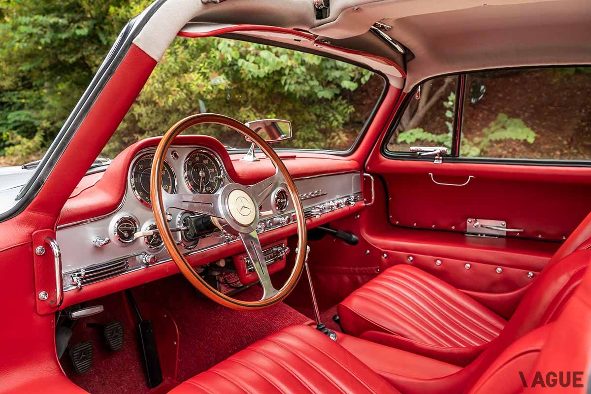オークションに出品された1956年式メルセデス・ベンツ「300SLガルウイング」 Robin Adams(c)2024 Courtesy of RM Sotheby's