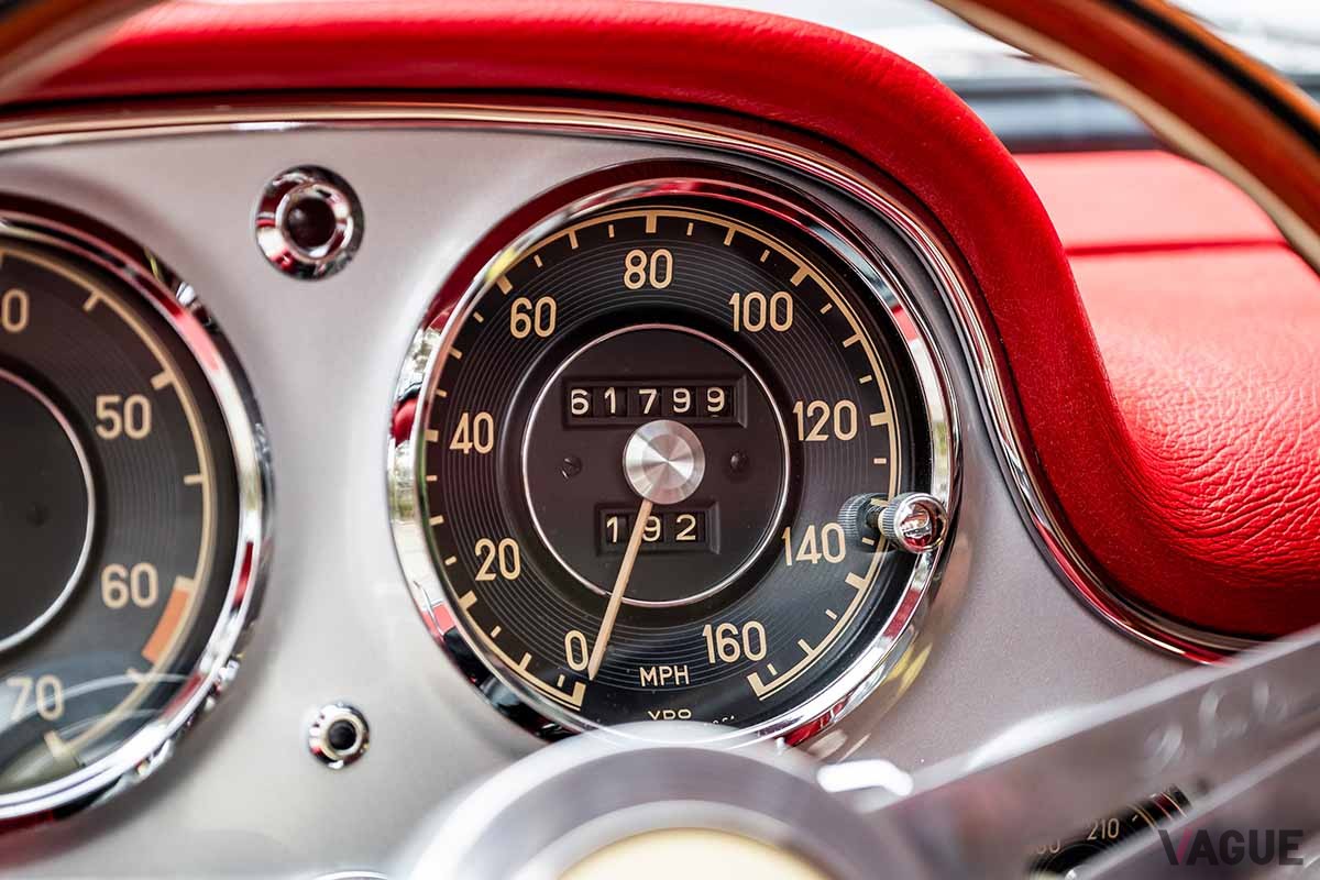 オークションに出品された1956年式メルセデス・ベンツ「300SLガルウイング」 Robin Adams(c)2024 Courtesy of RM Sotheby's