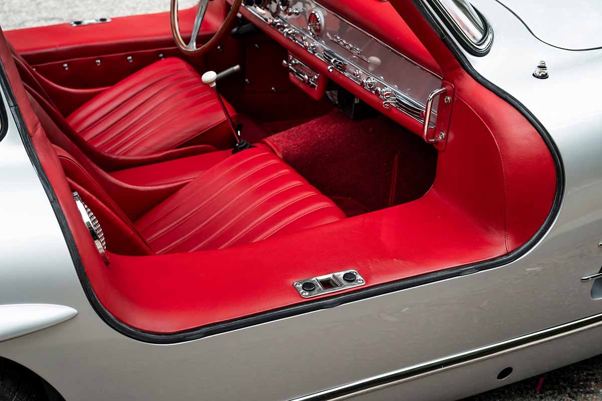 オークションに出品された1956年式メルセデス・ベンツ「300SLガルウイング」 Robin Adams(c)2024 Courtesy of RM Sotheby's