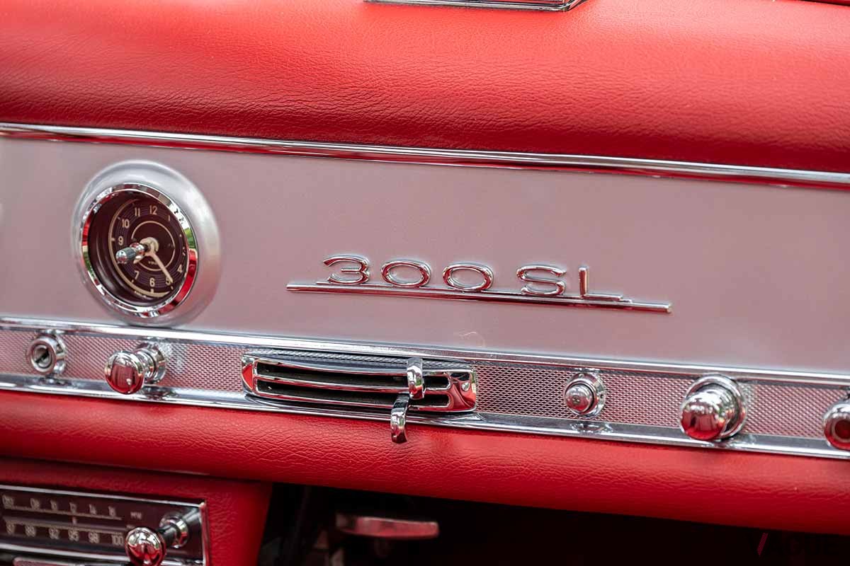 オークションに出品された1956年式メルセデス・ベンツ「300SLガルウイング」 Robin Adams(c)2024 Courtesy of RM Sotheby's