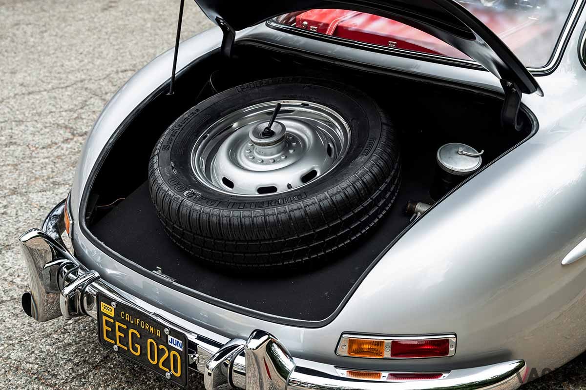 オークションに出品された1956年式メルセデス・ベンツ「300SLガルウイング」 Robin Adams(c)2024 Courtesy of RM Sotheby's