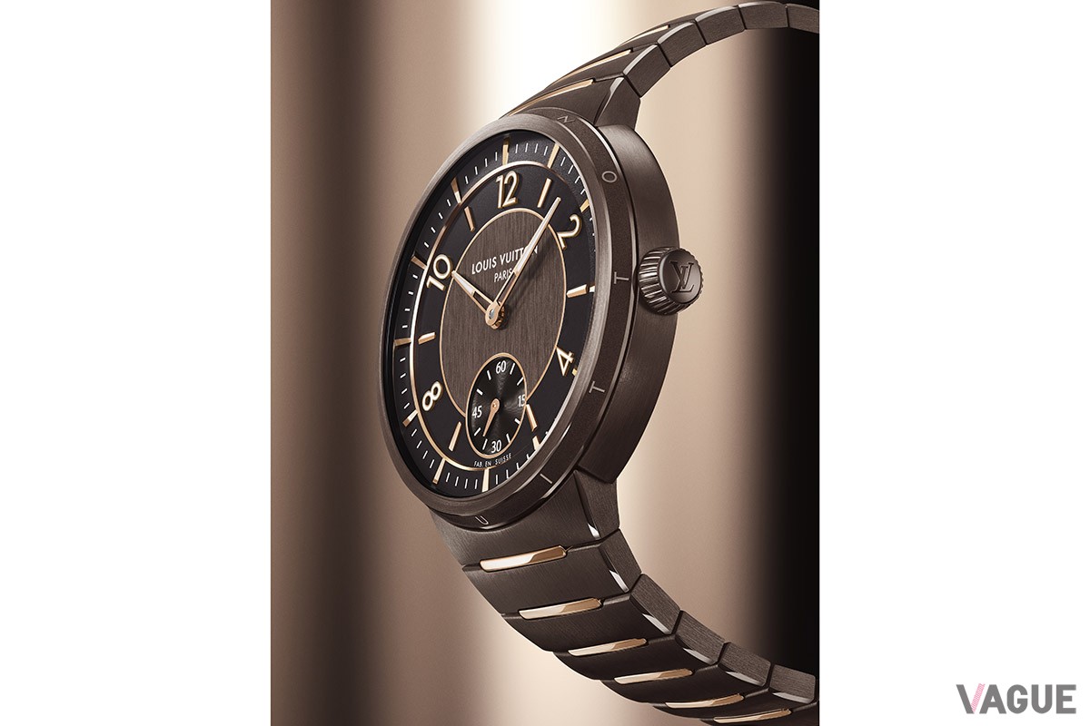 ベゼルにあしらった“LOUIS VUITTON”の文字は初代モデル以来のアイコン。手作業でひとつひとつ磨き上げたブレスレットのリンクにも注目