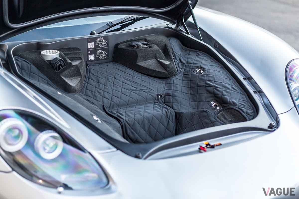 オークションに登場、約2億3000万円で落札された2005年式ポルシェ「カレラGT」。走行距離は7360kmだ　John Afravi（c）2025 Courtesy of RM Sotheby's