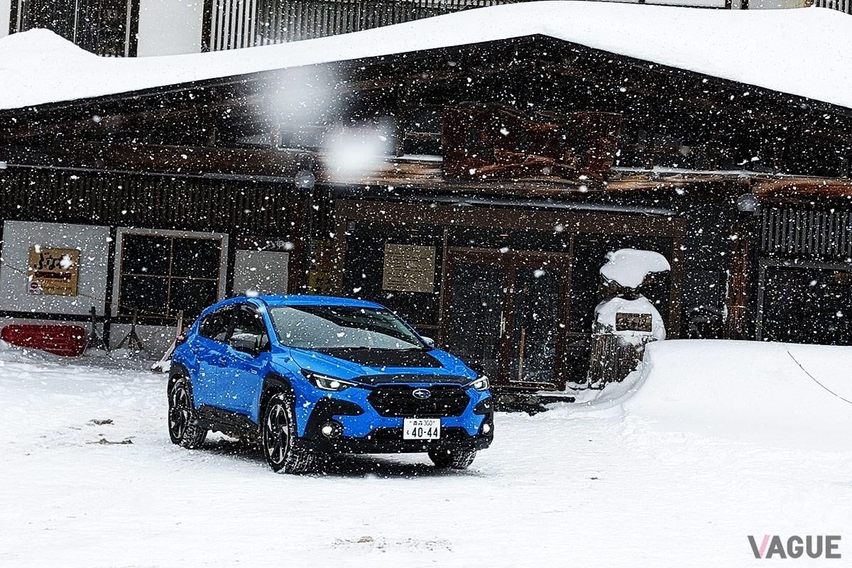 酸ヶ湯温泉に着いた際にはかるく吹雪くくらいの天候だが、スバル「クロストレック」は問題なく走るほか、コロンビアのジャケットで身体も温かいままだった