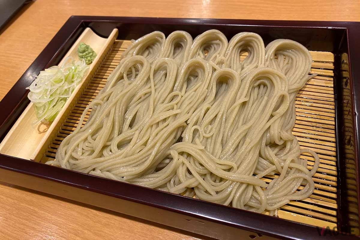 長岡の繁華街、殿町にある長岡小嶋屋で有名なへぎそばを食す。美味しい