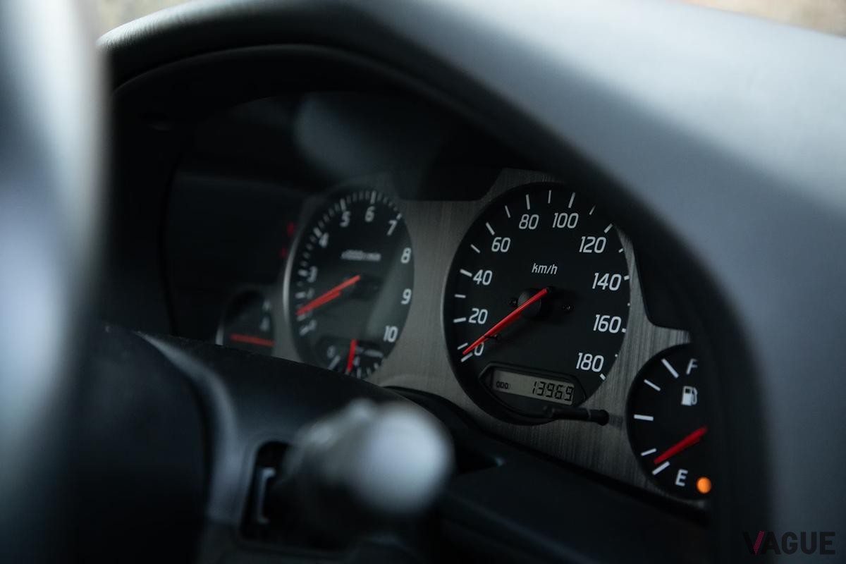 英国オークションに登場した2002年式日産R34型「スカイラインGT-R VスペックII」のインテリア