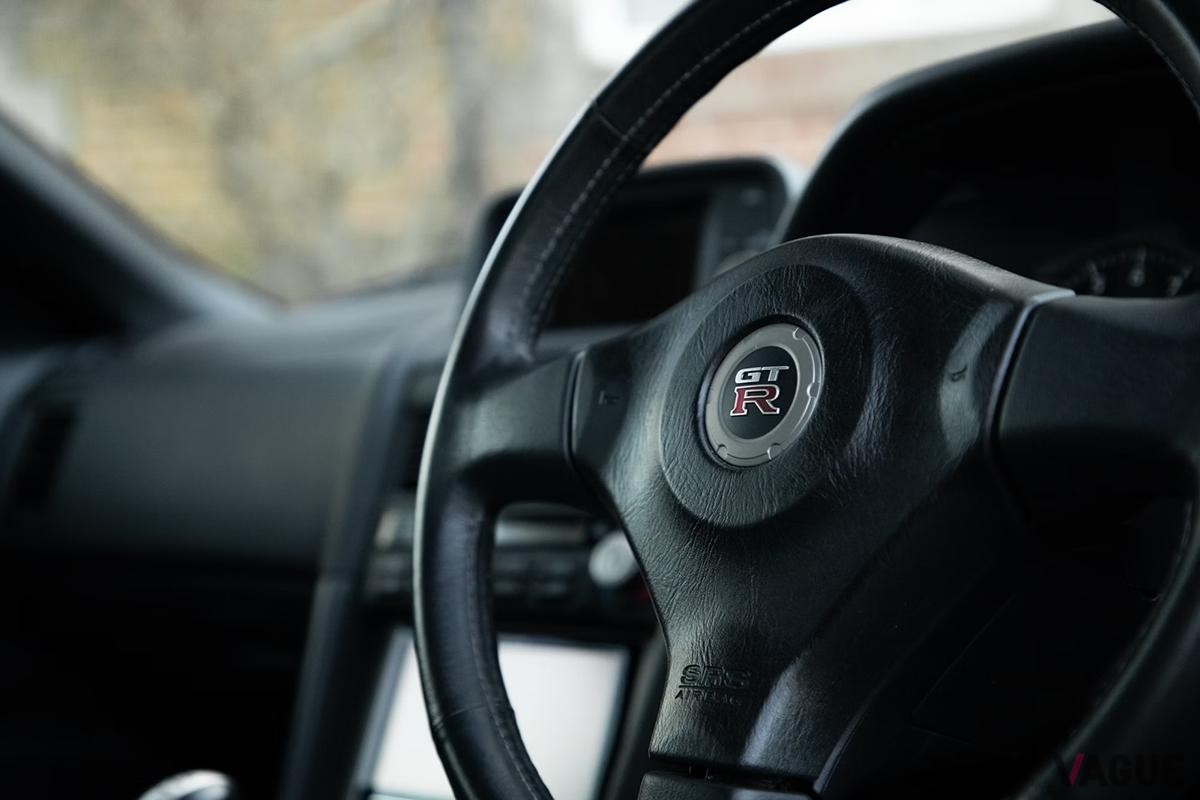 英国オークションに登場した2002年式日産R34型「スカイラインGT-R VスペックII」のインテリア
