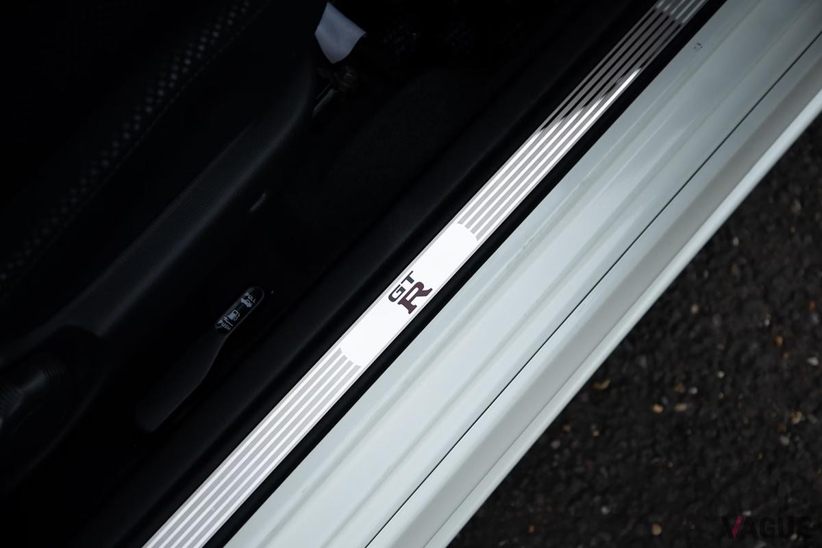 英国オークションに登場した2002年式日産R34型「スカイラインGT-R VスペックII」のインテリア