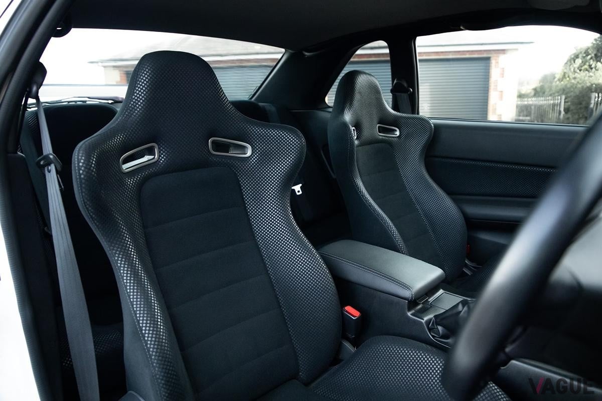 英国オークションに登場した2002年式日産R34型「スカイラインGT-R VスペックII」のインテリア