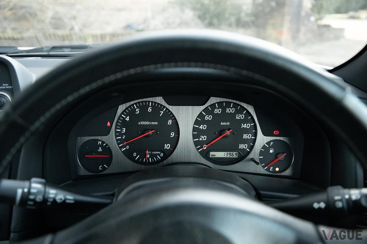 英国オークションに登場した2002年式日産R34型「スカイラインGT-R VスペックII」のインテリア