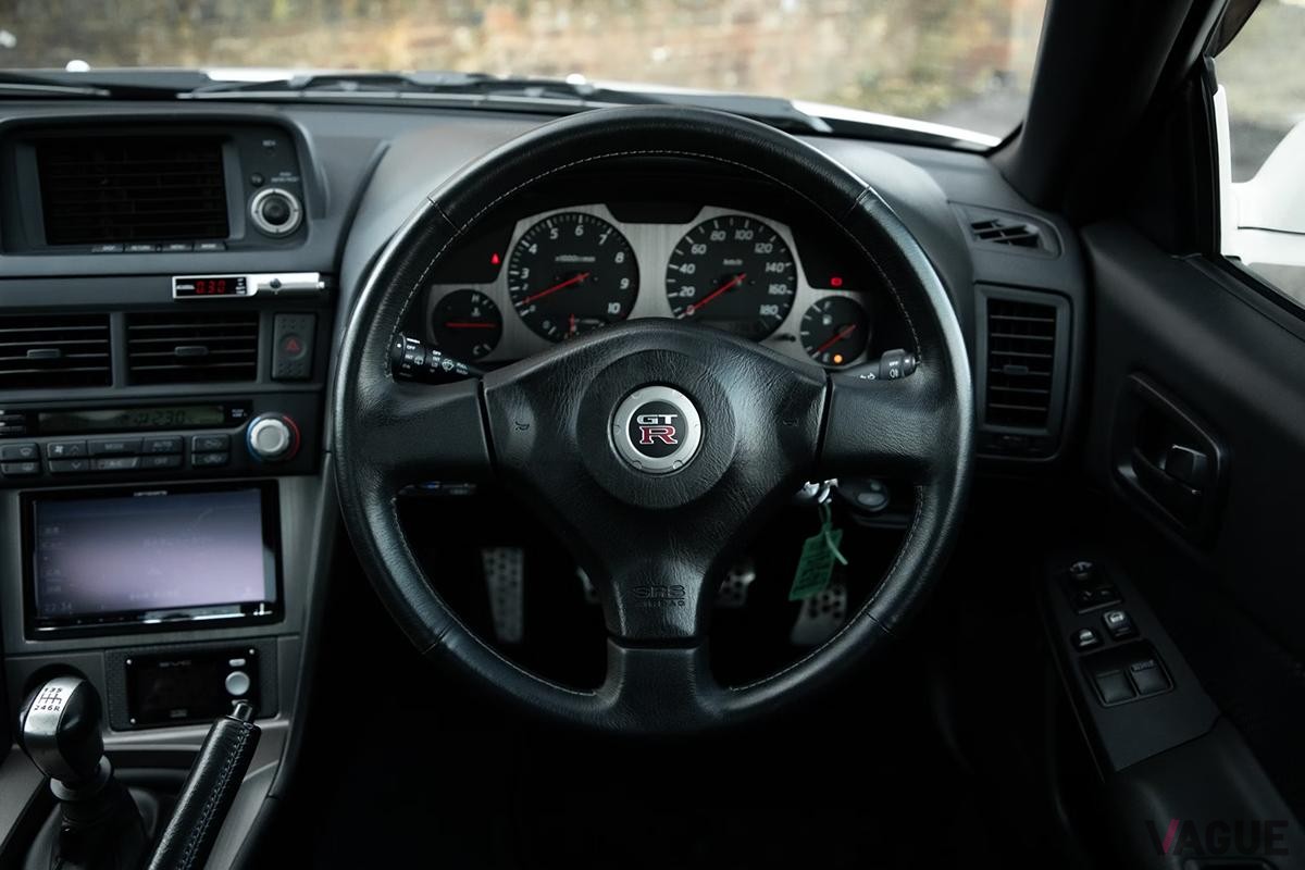 英国オークションに登場した2002年式日産R34型「スカイラインGT-R VスペックII」のインテリア