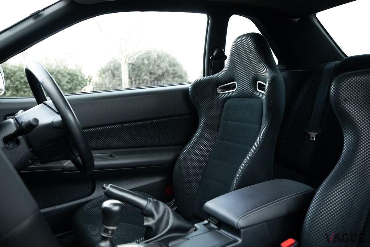 英国オークションに登場した2002年式日産R34型「スカイラインGT-R VスペックII」のインテリア