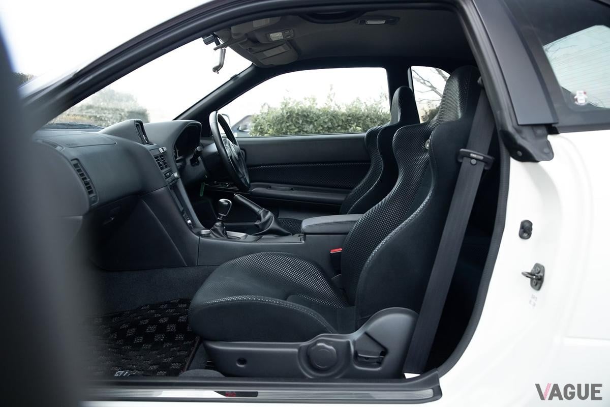 英国オークションに登場した2002年式日産R34型「スカイラインGT-R VスペックII」のインテリア