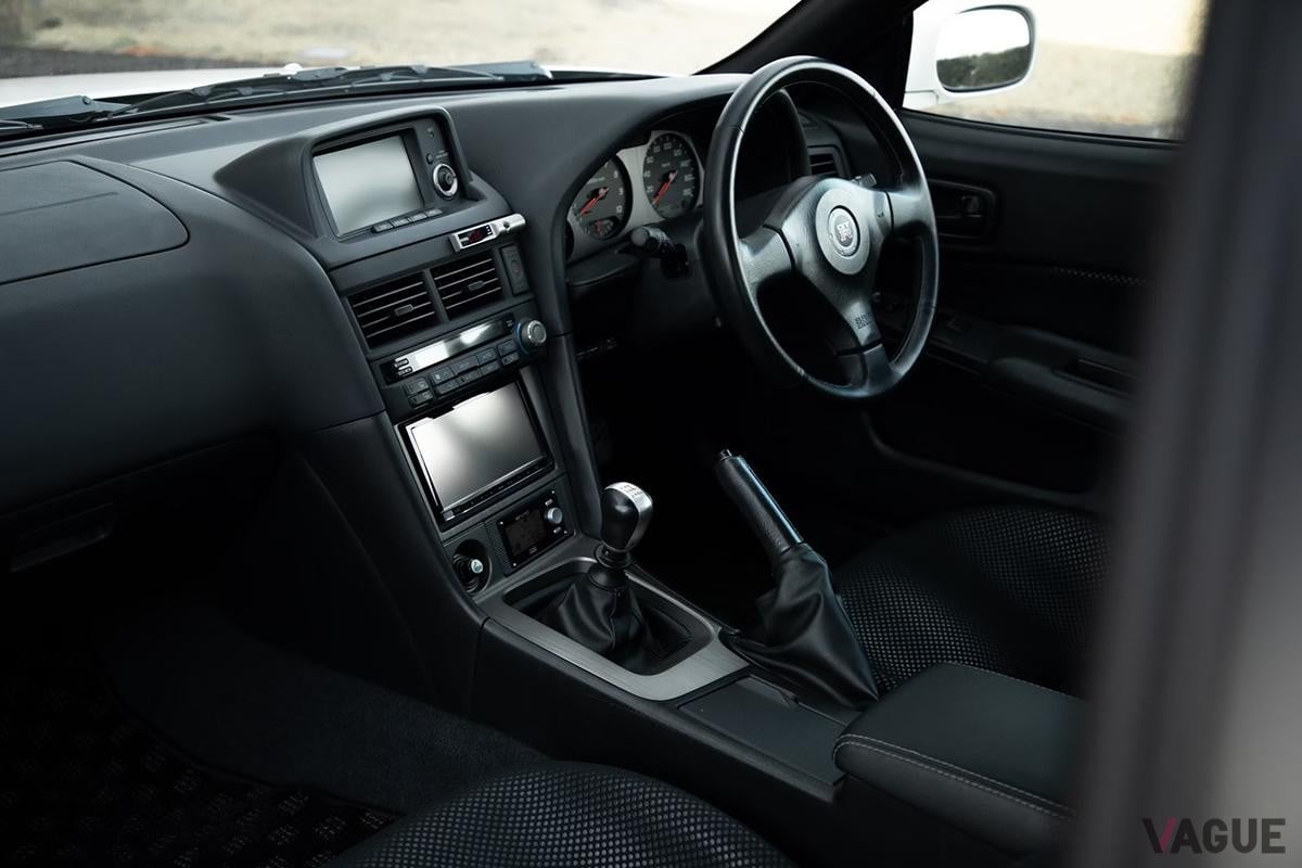 英国オークションに登場した2002年式日産R34型「スカイラインGT-R VスペックII」のインテリア