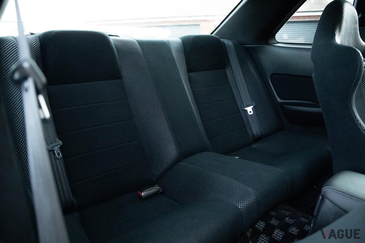 英国オークションに登場した2002年式日産R34型「スカイラインGT-R VスペックII」のインテリア