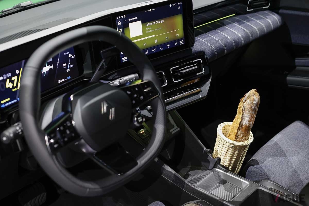 ルノー新型「5(サンク)」のインテリア。オプションのバゲットカゴが見える