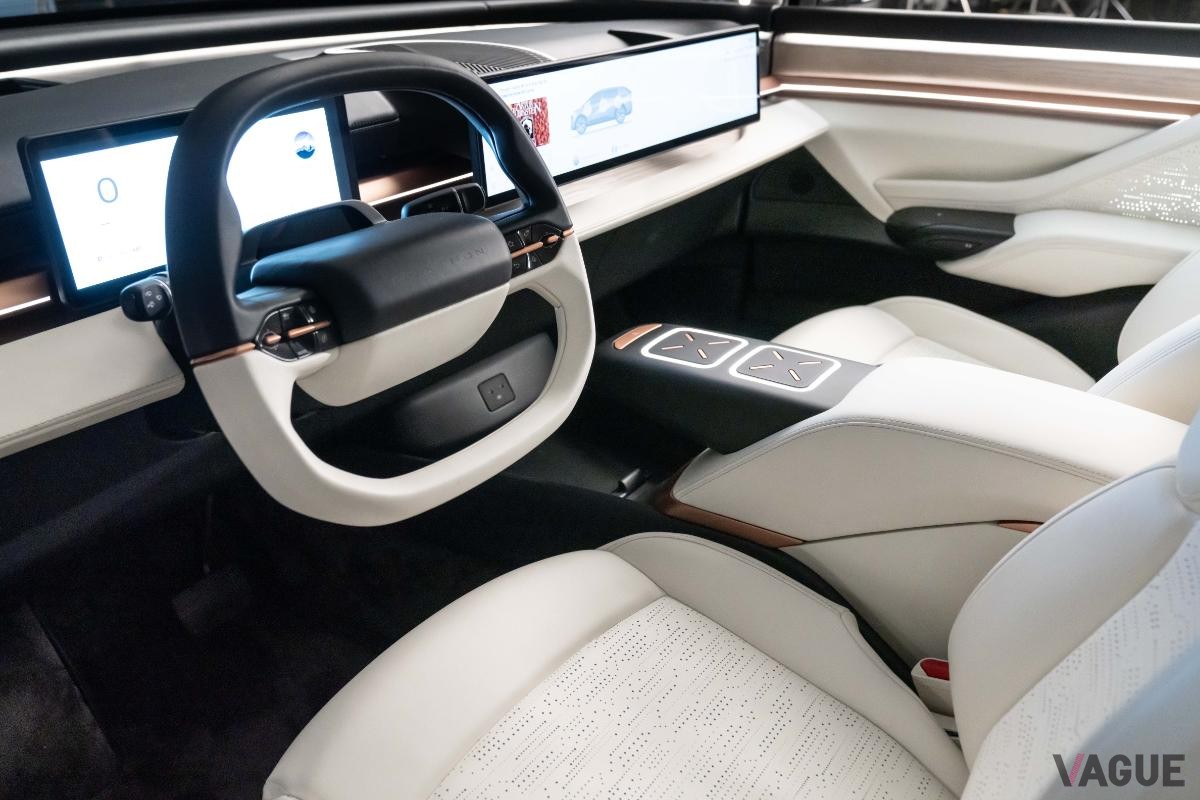 フォックストロンのEVミニバン「モデルD」