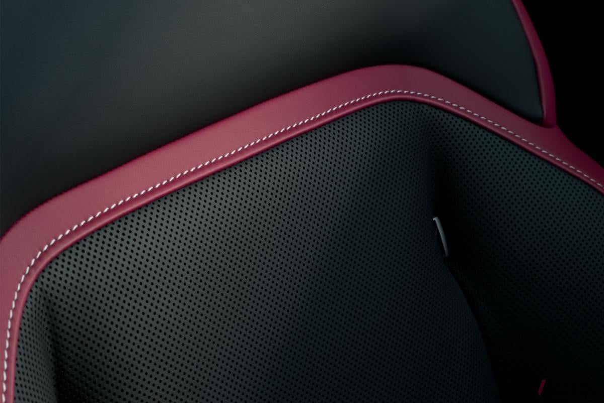 ロールス・ロイス新型「ブラック・バッジ・スペクター」