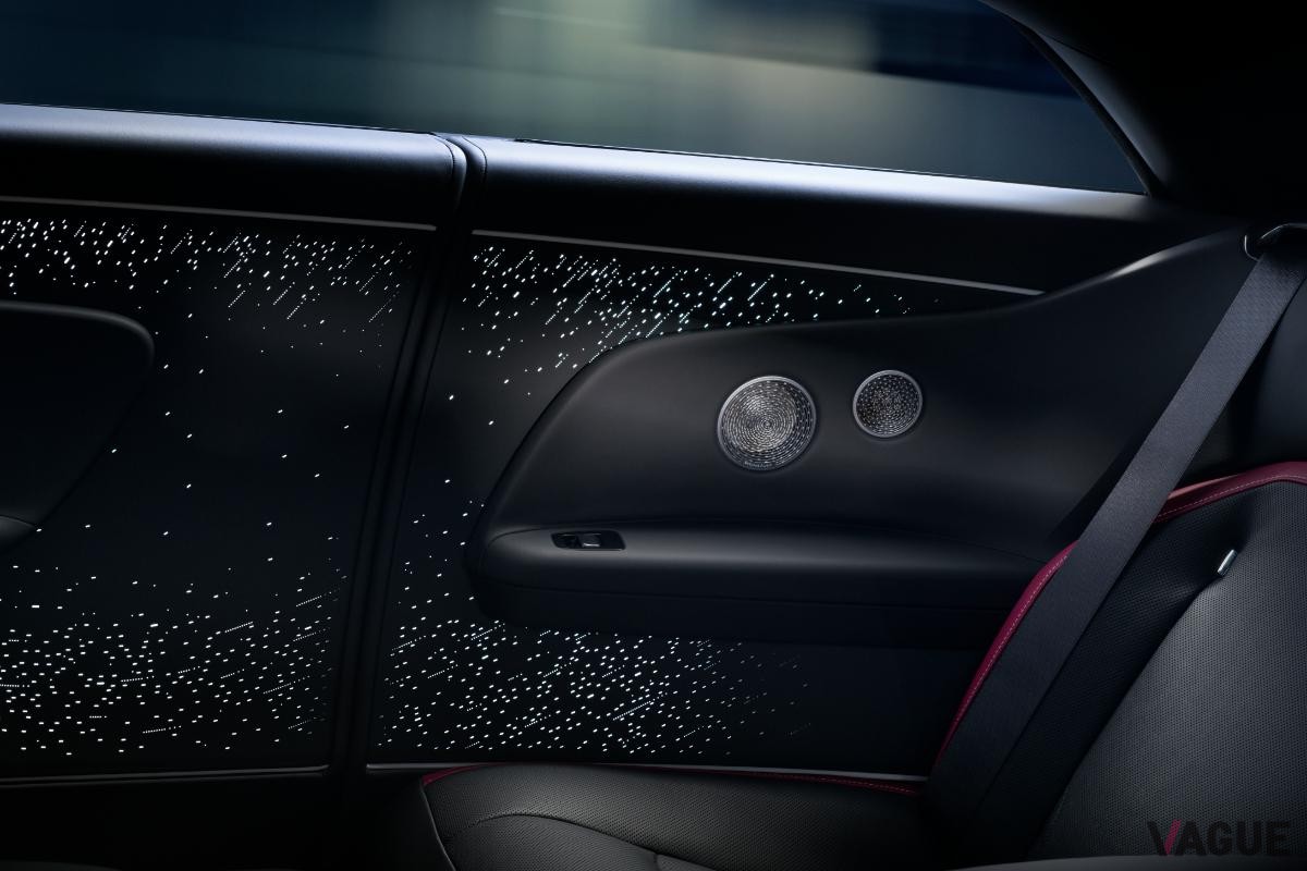 ロールス・ロイス新型「ブラック・バッジ・スペクター」