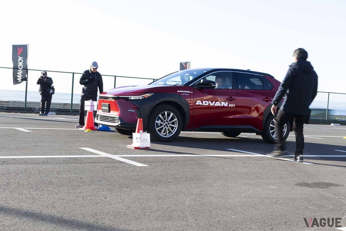 ヨコハマの新プレミアムSUV用タイヤ「アドバンV61」をトヨタ「bZ4X」に装着して転がり抵抗テスト。同条件でブルーアースAE61よりも15m先の70mまで進んだ