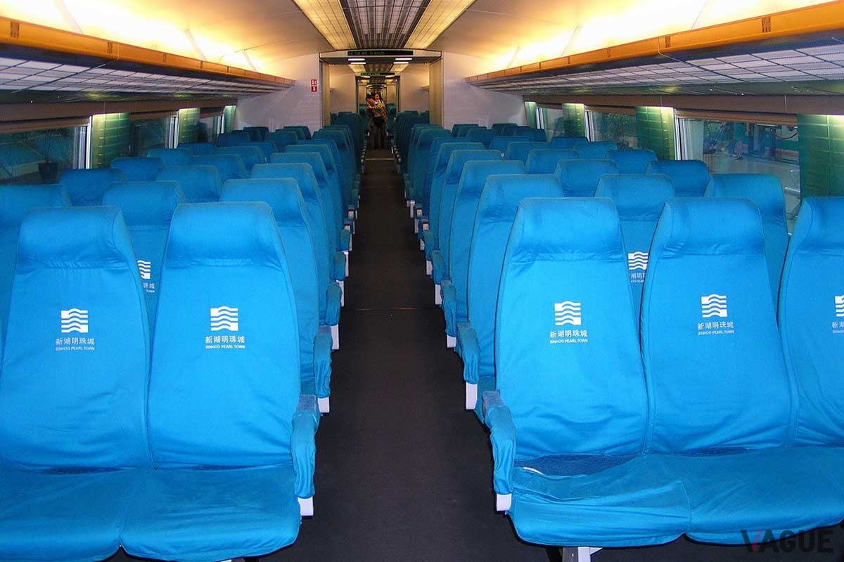 上海トランスラピッドの車内。長時間の乗車を想定していないためか、日本の新幹線などと比べるとシートはかなり簡素