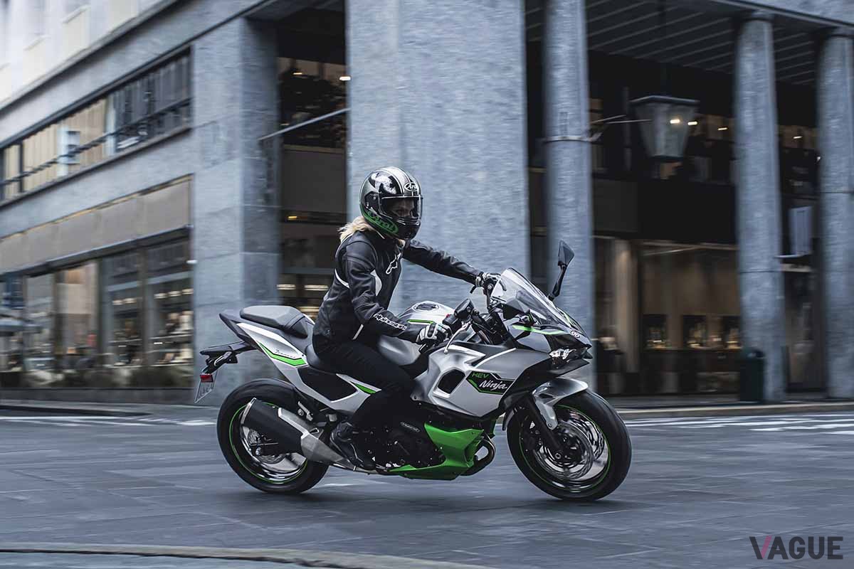 2025年2月15日に発売されるカワサキ新型「ニンジャ7ハイブリッド」