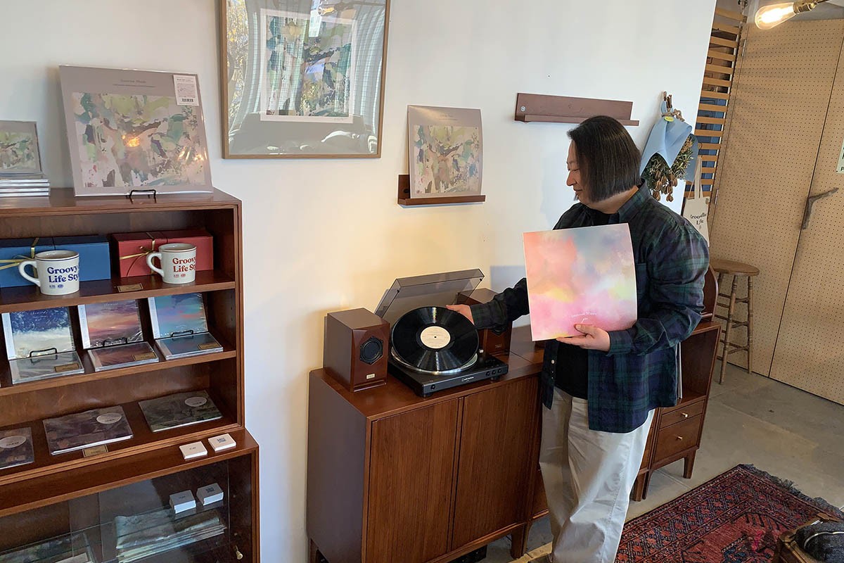 橋本徹さんがおすすめする『taguchi』のスピーカーの提案とともに、コンビレーションアルバム『Interior Music - Cafe Apres-midi meets ACME Furniture』(CD 2,970円/LP 4,000円)も販売しています