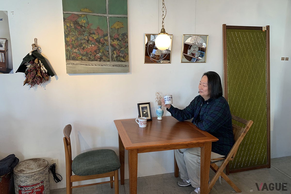 お店では、コラボレーション家具のほか、PUB MIRROR（29,700円）やMUG CUP（2,750円）などのコラボレーション小物アイテムも展開