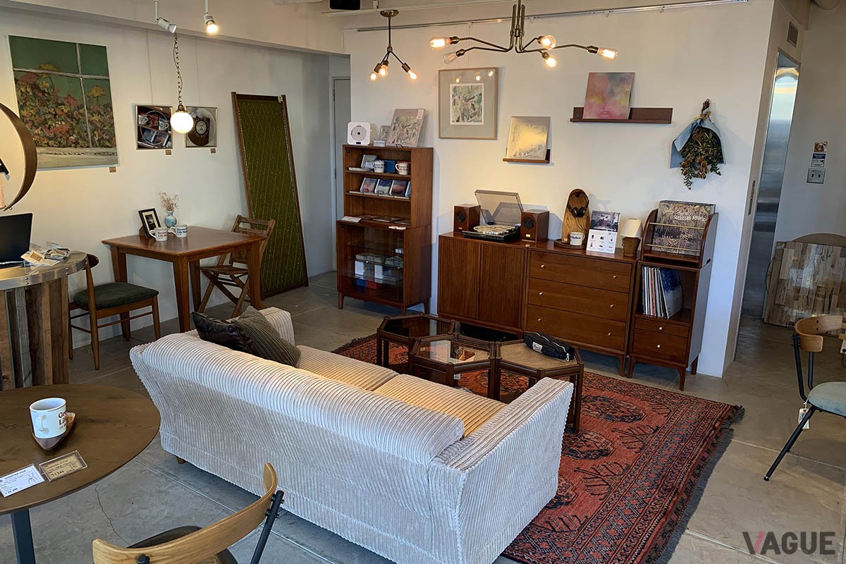 「ACME Furniture」目黒通り店でディスプレイされている今回のコラボレーションインテリア。落ち着いた雰囲気が素敵です